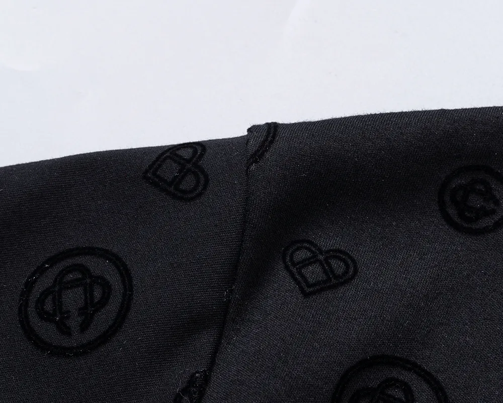 25109# New Arrival round neck T-shirt synchronized with the official website for spring and summer 2026. It is handsome with flocking printing all over. The fabric is comfortable, the workmanship is rigorous, and the wiring is neat. Good upper body effect·Sizes M-3XL Black